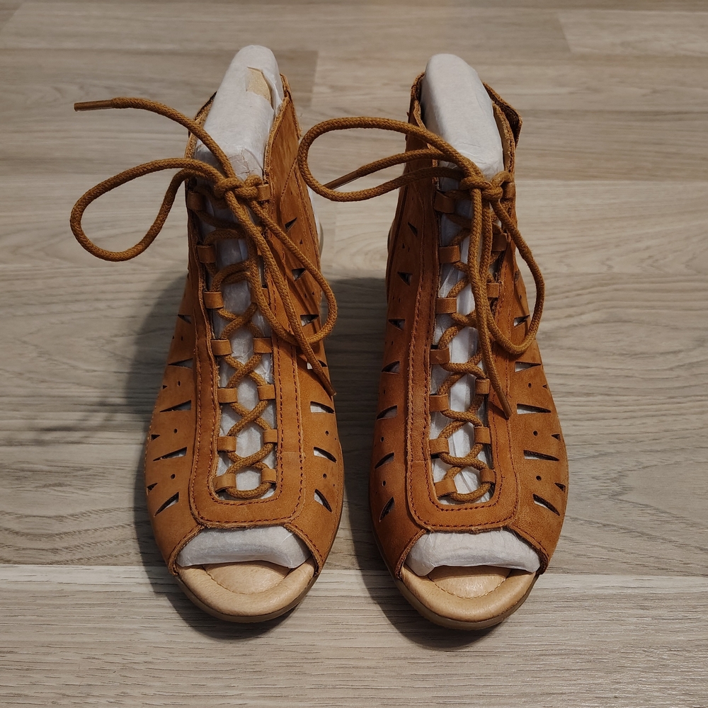 Earth Kristen Sand Brown Lace Up Sandals With Block Heel Women's Size 5.5B